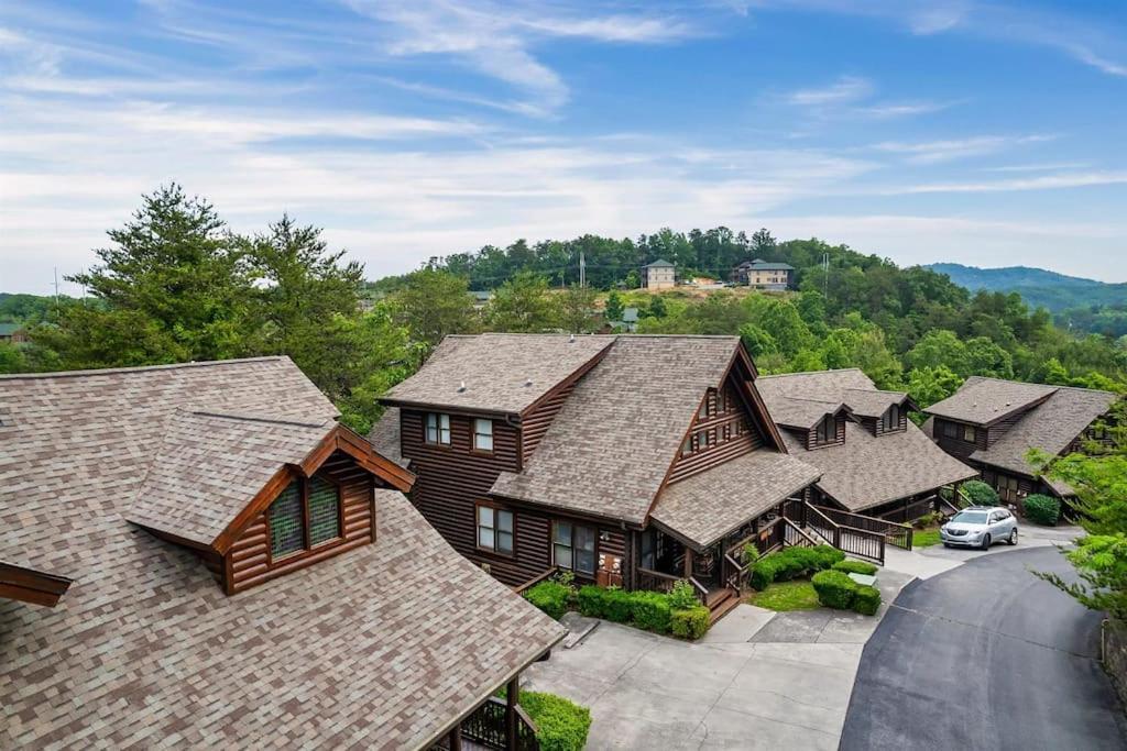 Dollywood Family Resort: Seasonal Pools, Hot Tub & Arcade Pigeon Forge Exterior photo